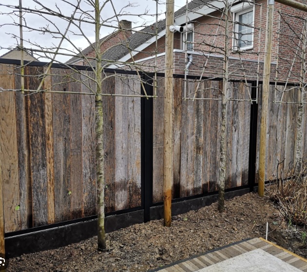 Betonschutting lelijk en verweerd hout | Renoveer je schutting